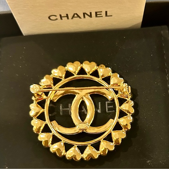💝Auth Brand New Chanel Gold CC Brooch 💝 - Picture 5 of 7